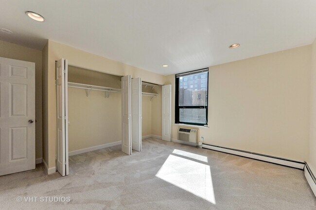 Building Photo - 3900 N Pine Grove Ave