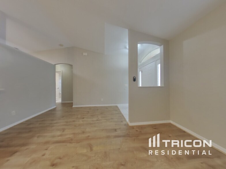 Building Photo - 4842 Oakley Rd
