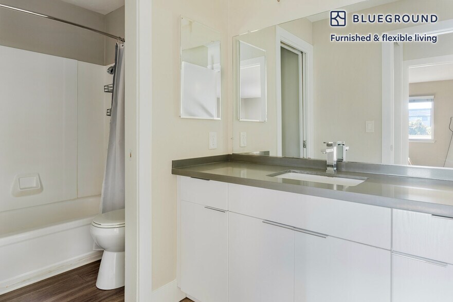 Building Photo - 644 Edgewater Blvd