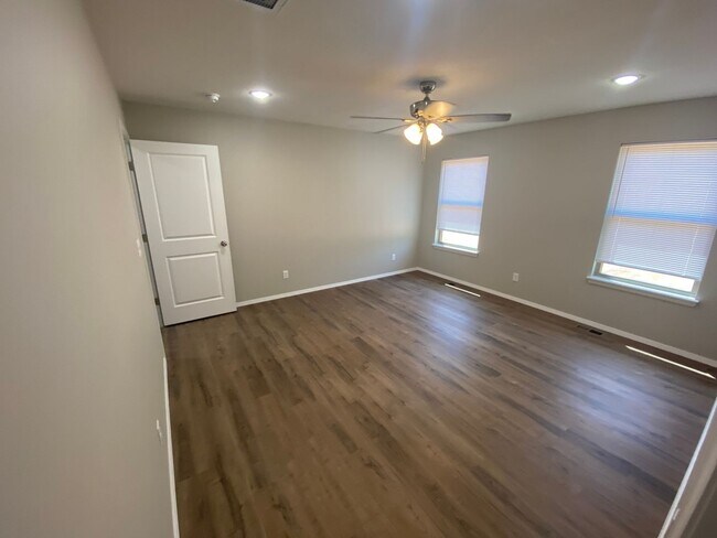 Building Photo - Large 4 bedroom home!!