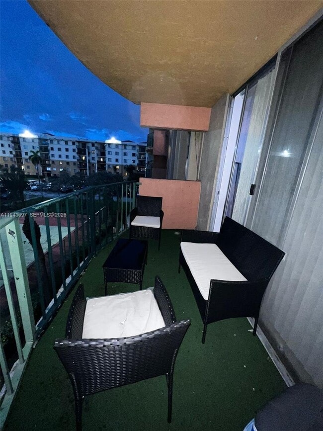 Building Photo - 9310 Fontainebleau Blvd