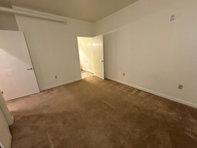 Building Photo - Lehigh Riverport 2 Bedroom Condo