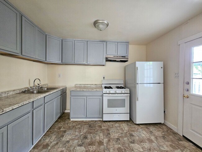 Building Photo - HUGE RENT REDUCTION & AVAILABLE FOR MOVE-IN!
