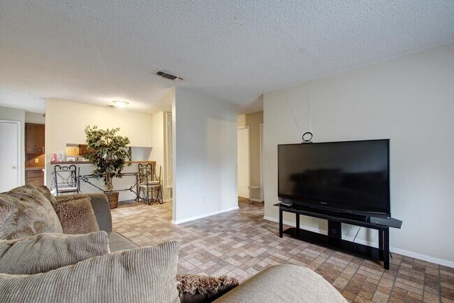Building Photo - 1740 Rutland Dr