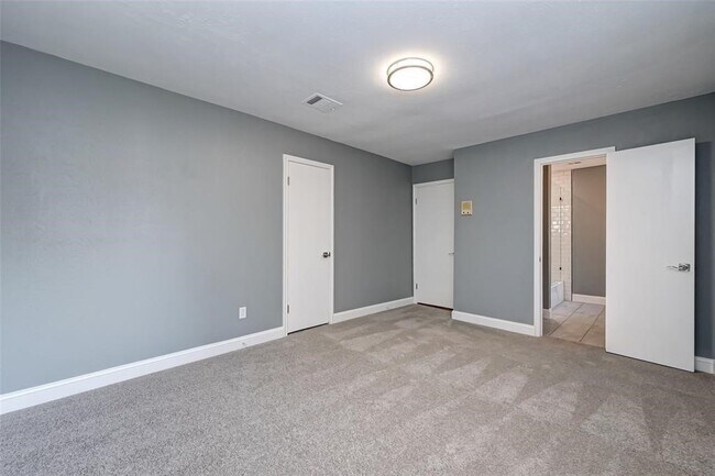 Building Photo - 3918 Stillview Dr