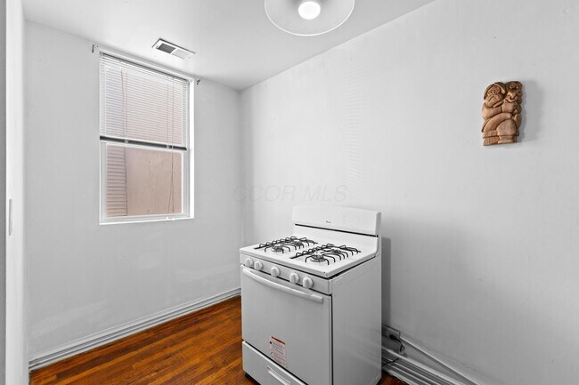 Building Photo - 854 N High St