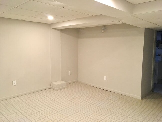 Building Photo - Fantastic 3 Bedroom EOG Townhome with Parking Pad in Parkville!