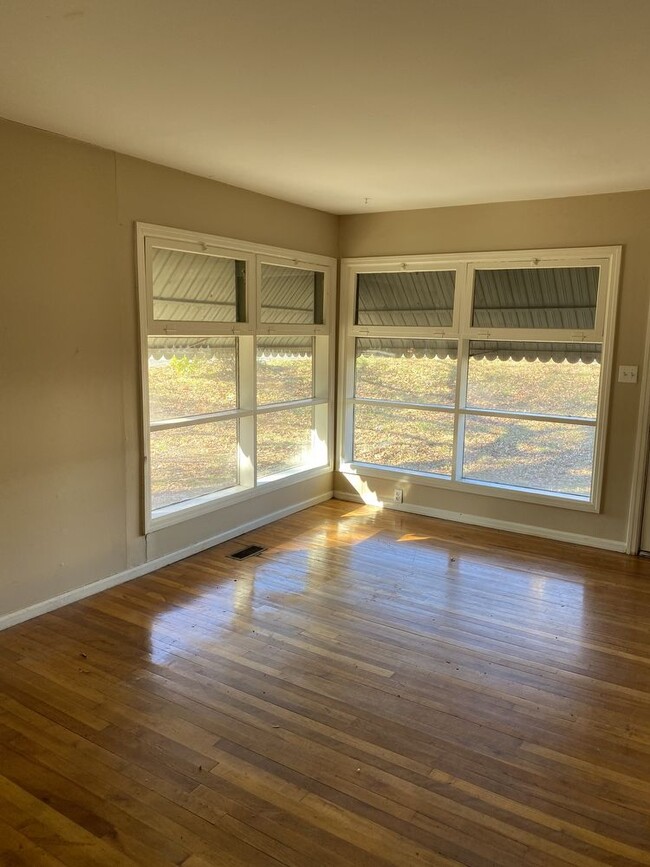Building Photo - Three bedroom 1.5 bath home