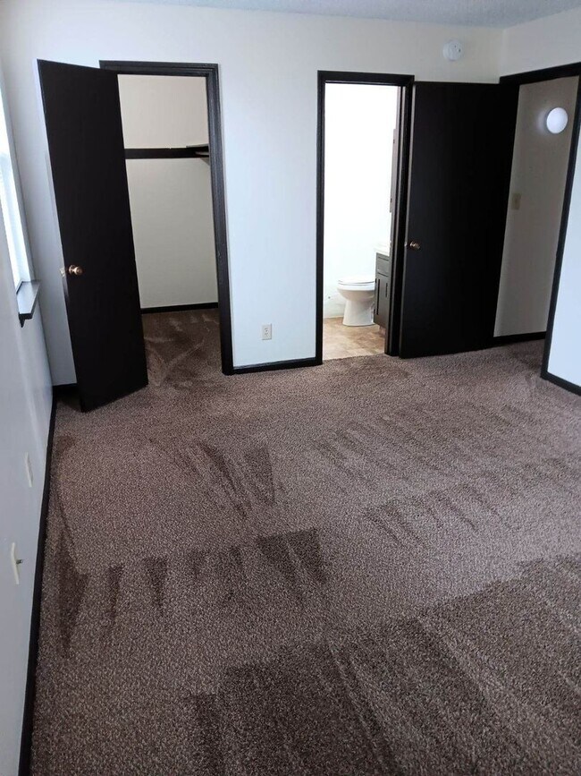 Building Photo - 2 bedroom 2 bath in quiet SW Neighborhood