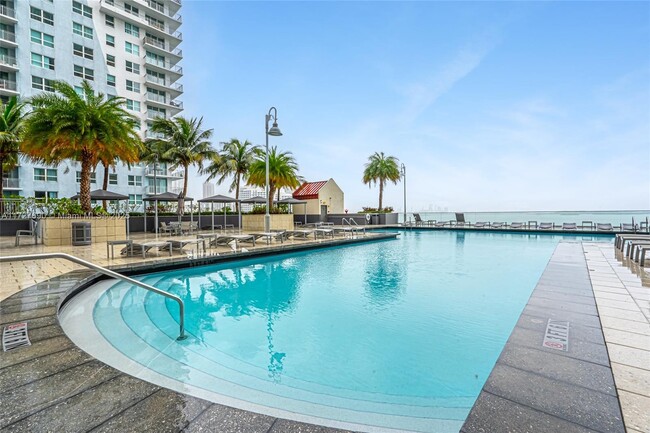 Building Photo - 1155 Brickell Bay Dr