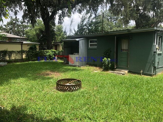 Building Photo - Recently Renovated 1/1 Cozy cottage with water included**