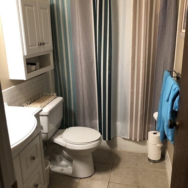 Building Photo - 685 Oak St