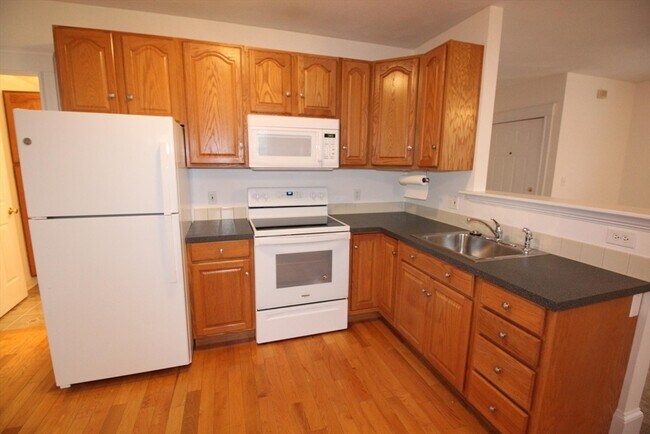 Building Photo - 341 Lynn St