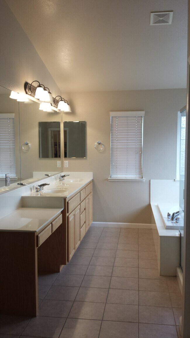 Building Photo - 1217 Fawn Lily Dr