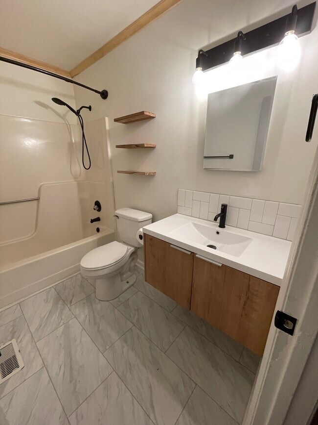 Building Photo - 101 Royal Forest Ct