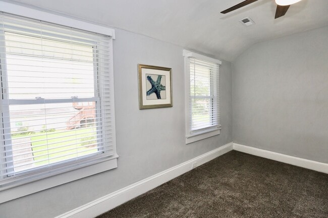 Building Photo - Updated & Ready 09-19-25! Pet Friendly - F...