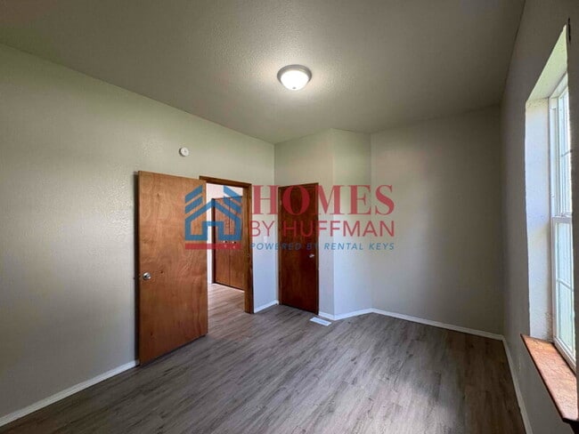 Building Photo - Two Bedroom House | Move in Ready