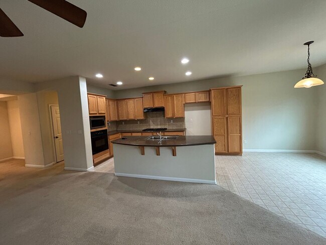 Building Photo - Desirable Location