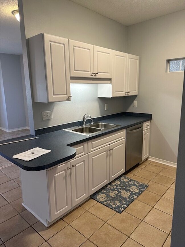 Building Photo - Charming First Floor Condo