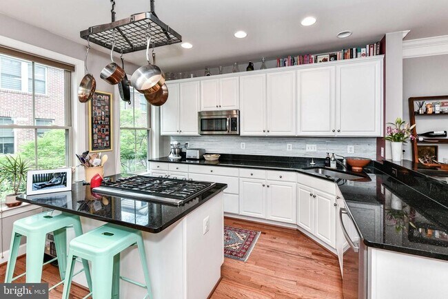 Building Photo - 2505 S Kenmore Ct