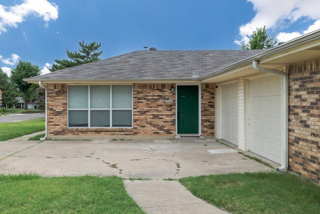 Building Photo - 420 Wilshire Dr