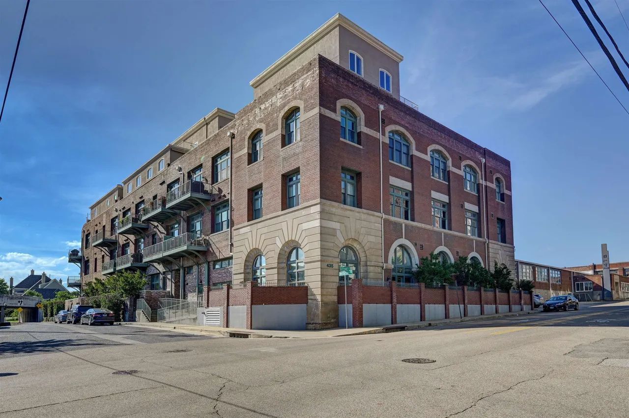 Building Photo - 435 S Front St