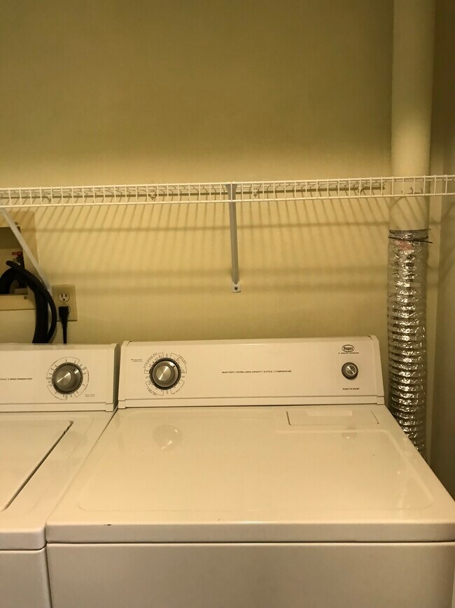 Building Photo - 1111 Cambridge Ct