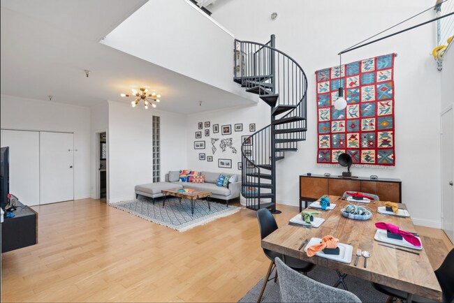 Building Photo - Industrial Chic 3bed/3bath loft style cond...