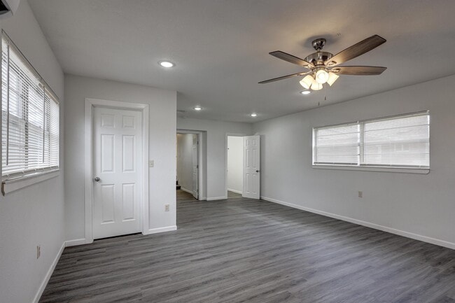 Building Photo - 2716 S Vermont Ave.