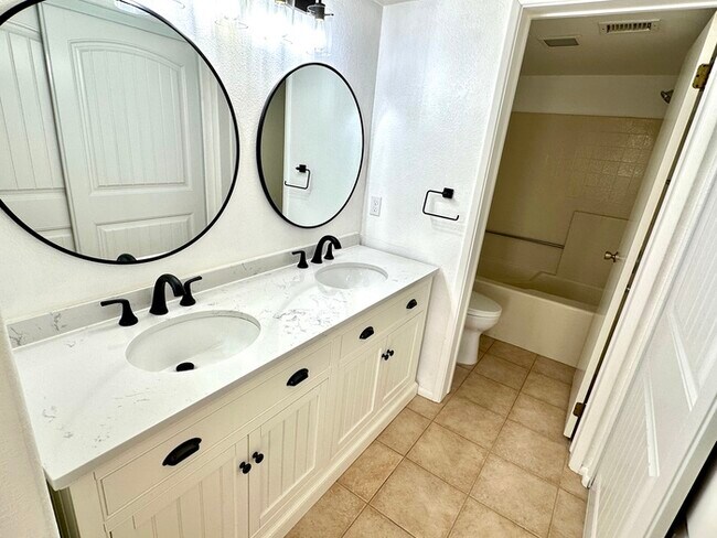 Building Photo - Welcome to this charming 2-bedroom, 2-bath condo in a gated Ventana Condominiums