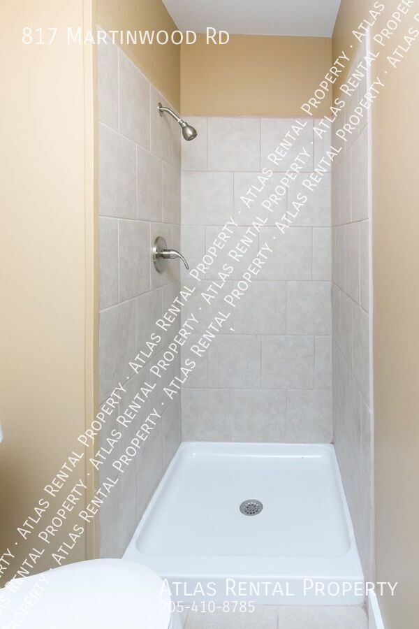 Building Photo - 817 Martinwood Rd