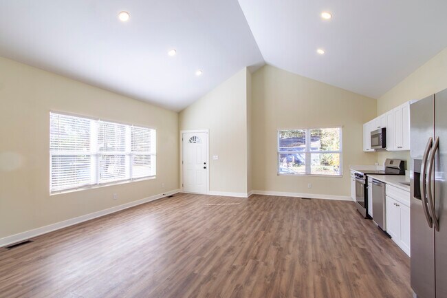 Building Photo - RnR Duplex SoBro