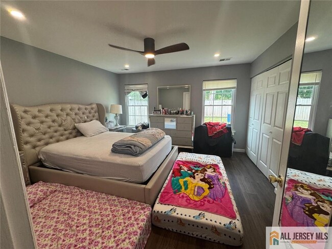 Building Photo - 22 Woodbury Rd