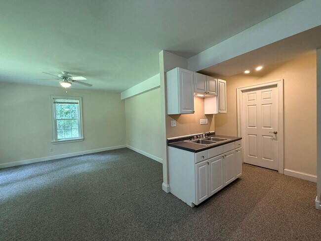 Building Photo - 2515 Huntington Rd