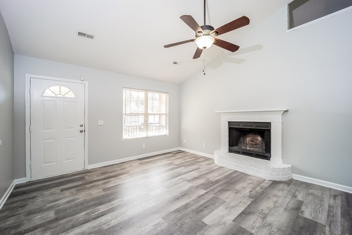 Building Photo - 102 Dartmouth Ct