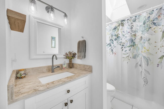 Building Photo - 2735 SW Mariposa Cir