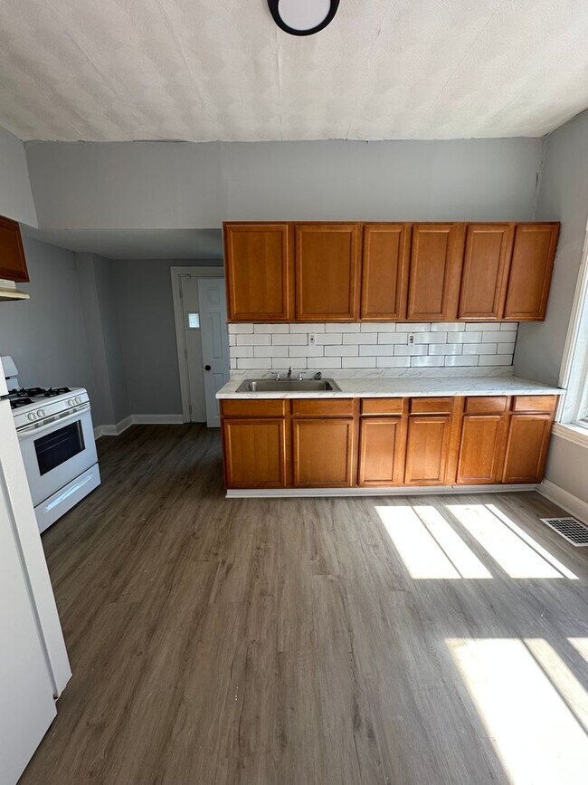 Building Photo - LARGE 4 Bed, 1.5 Bath ready for rent!