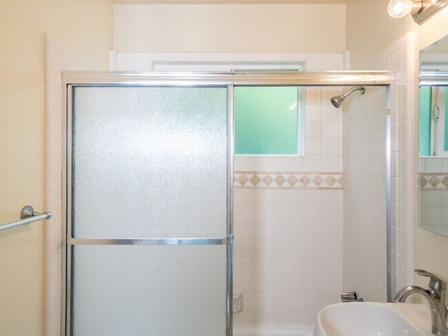 Building Photo - 2BR/1BA Shared Garage + W/D + Deck PROGRES...