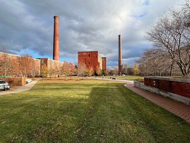 Building Photo - 35 Riverwalk Way