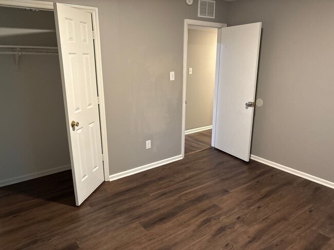 Building Photo - Quaint 3 bedroom/1  and 1/2 bath Winston S...