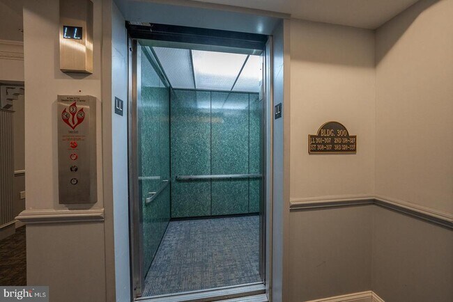 Building Photo - 335 Paoli Pointe Dr