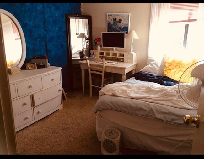 Building Photo - 4 Bedroom 2 Bath House in M Section of Rohnert Park