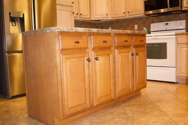 Building Photo - For Rent - Charming 3BR/2BA Home in Macken...