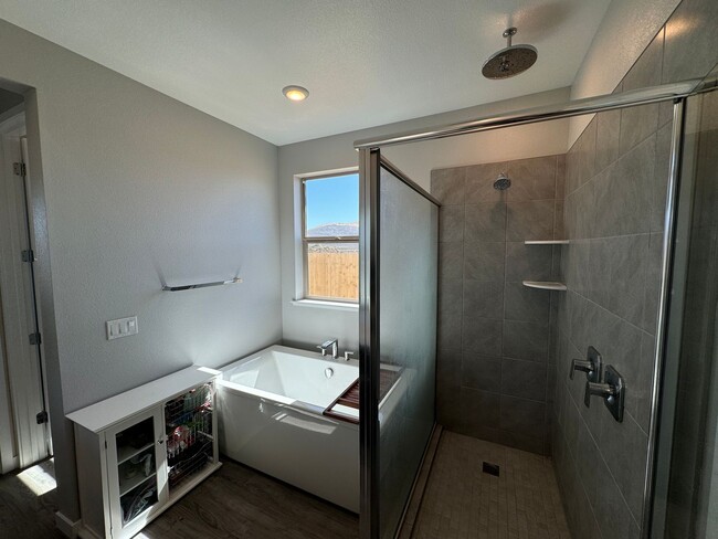 Building Photo - New Ryder Home Tons of Upgrades