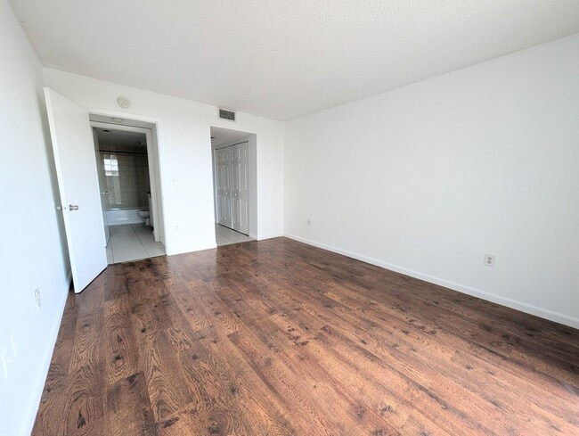 Building Photo - Spacious 2BR/2BA Residence – Great Kendall Location