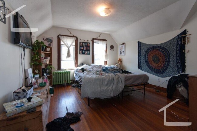 Building Photo - Huge 4 bed unit in Oak Square well below m...