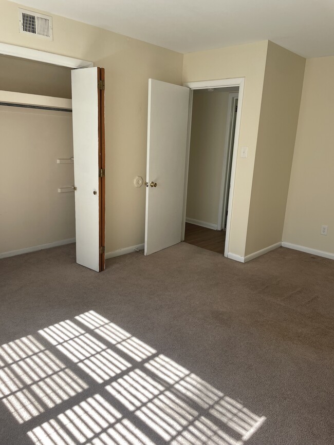 Building Photo - College View Apartments