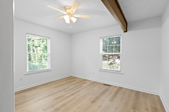 Building Photo - 240 N Cedarbrook Dr