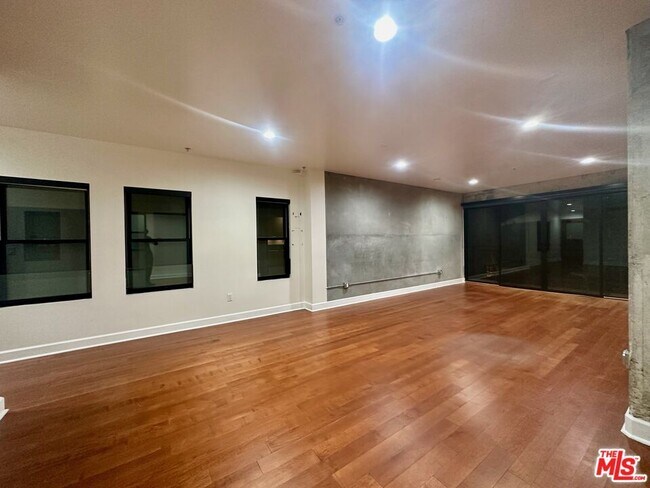 Building Photo - 416 S Spring St