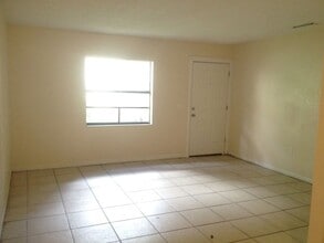 Building Photo - SPACIOUS 2BR/1BA Apartment w/ Washer & Dry...